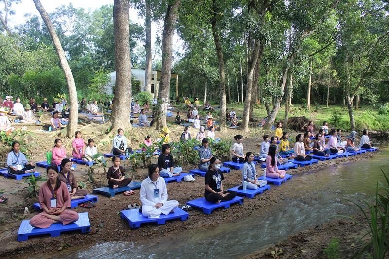 Học viên thực tập thiền trong môi trường gần gũi với thiên nhiên