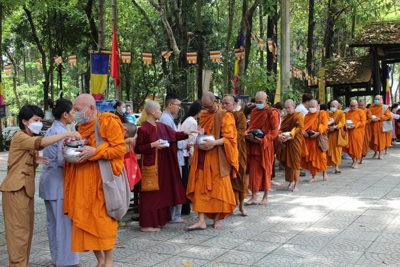 Chư Tăng tham dự khóa tu trì bình khất thực trong khuôn viên thiền viện