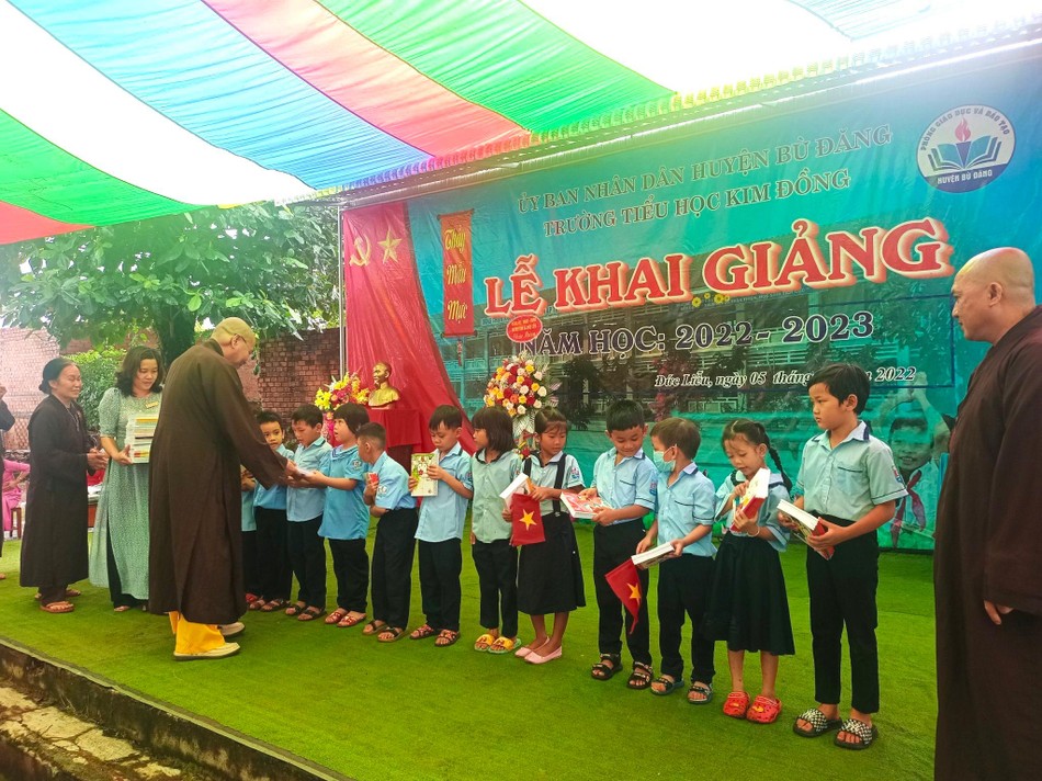 Trao quà cho học sinh nhân lễ khai giảng năm học 2022-2023 Trao quà cho học sinh nhân lễ khai giảng năm học 2022-2023