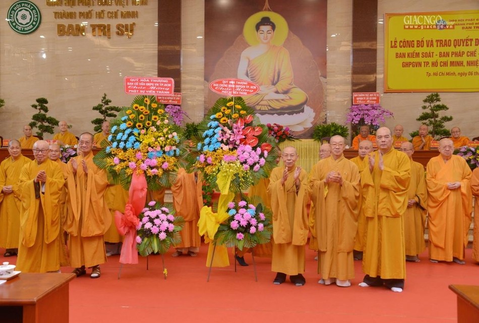 Chư tôn đức Ban Chứng minh, Ban Cố vấn Ban Trị sự TP.HCM tặng hoa chúc mừng 3 ban