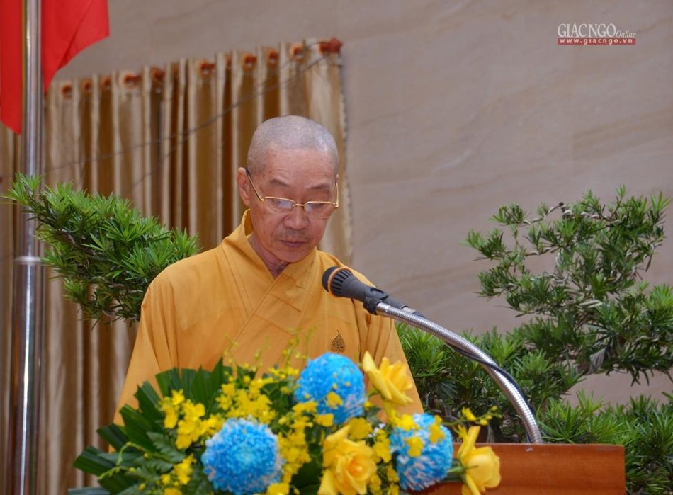 Hòa thượng Thích Hiển Đức, đồng Trưởng ban Tổ chức phát biểu cảm tạ