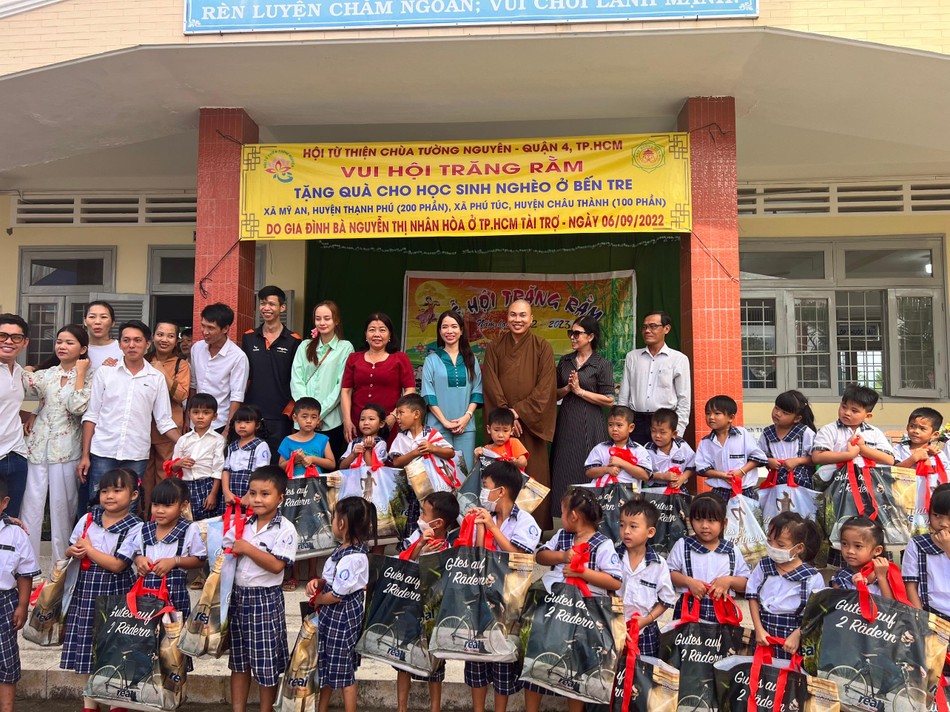 Hội Từ thiện chùa Tường Nguyên tổ chức Tết Trung thu, tặng quà cho học sính - Ảnh: TN