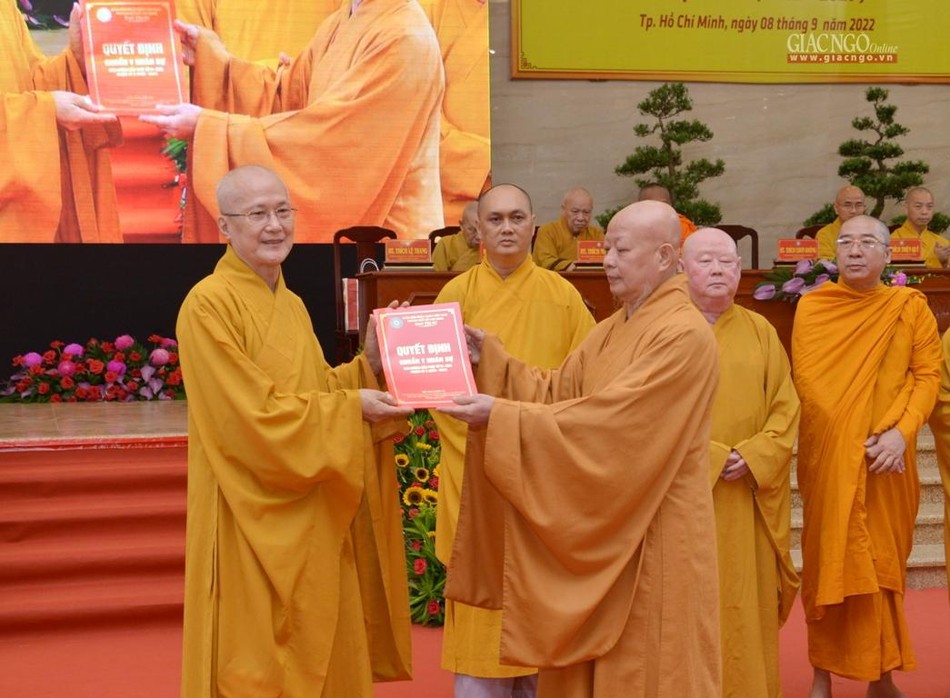 Hòa thượng Thích Lệ Trang trao quyết định đến Hòa thượng Thích Chơn Không