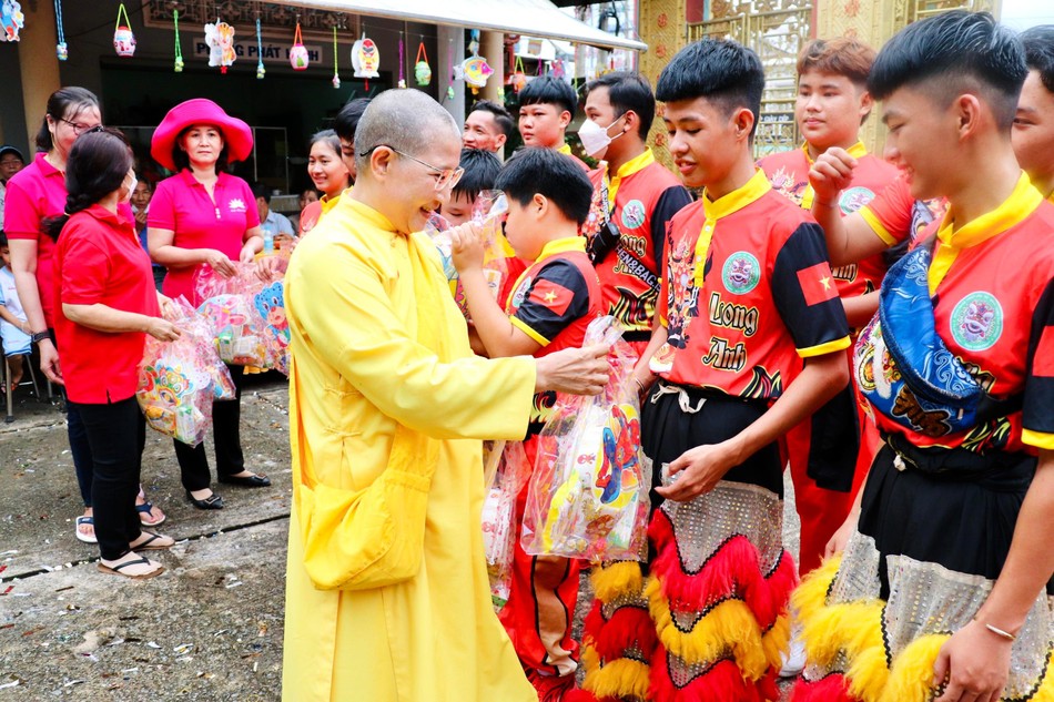 Ni sư Thích nữ Cẩn Liên tặng quà trung thu cho trẻ em Ni sư Thích nữ Cẩn Liên tặng quà trung thu cho trẻ em
