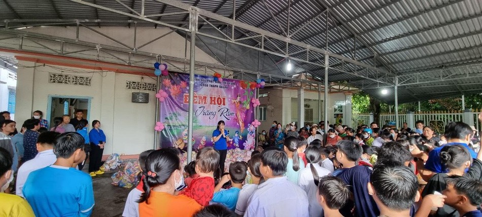 Phật tử chùa Thanh Nghiêm tổ chức vui Tết Trung thu cho trẻ em tại huyện Lấp Vò Phật tử chùa Thanh Nghiêm tổ chức vui Tết Trung thu cho trẻ em tại huyện Lấp Vò