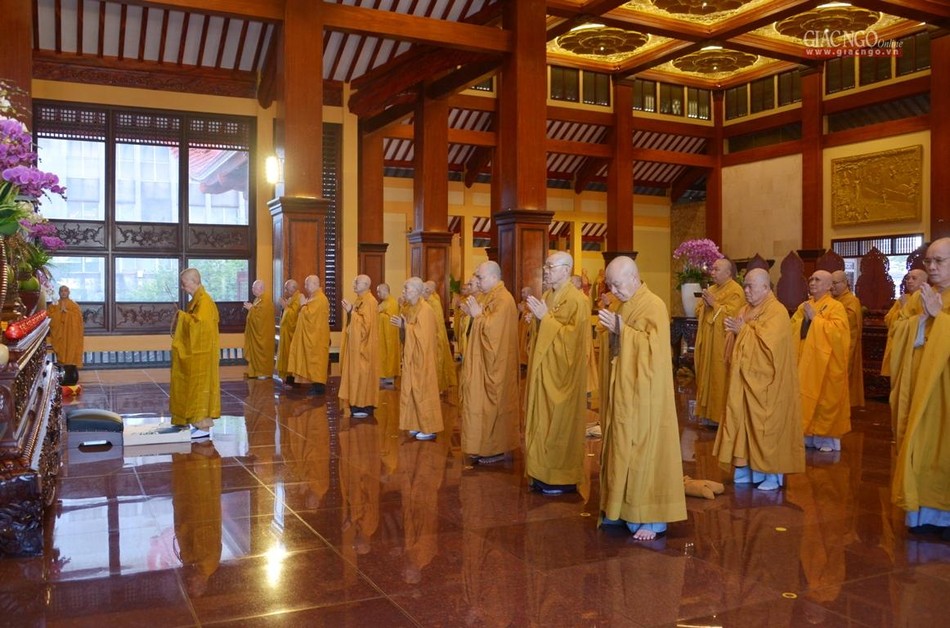 Đức Quyền Pháp chủ GHPGVN niêm hương bạch Phật Đức Quyền Pháp chủ GHPGVN niêm hương bạch Phật