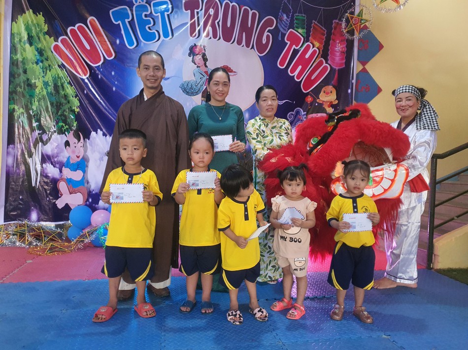 Đại đức Thích Thiền Bình tặng quà cho các cháu trường Mầm non An Ninh