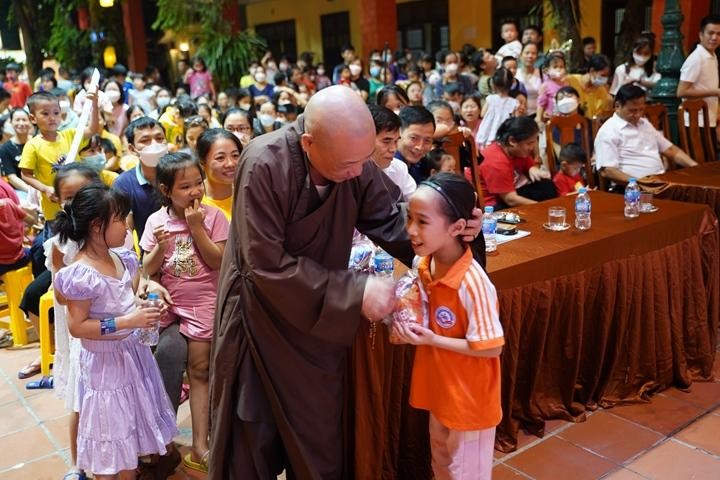 Hòa thượng Thích Bảo Nghiêm tặng quà cho thiếu nhi