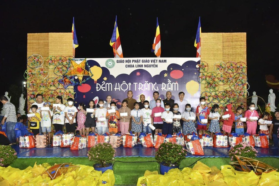 Ttổ đình Linh Nguyên tổ chức đêm hội trăng rằm “Ánh trăng nơi cửa thiền”