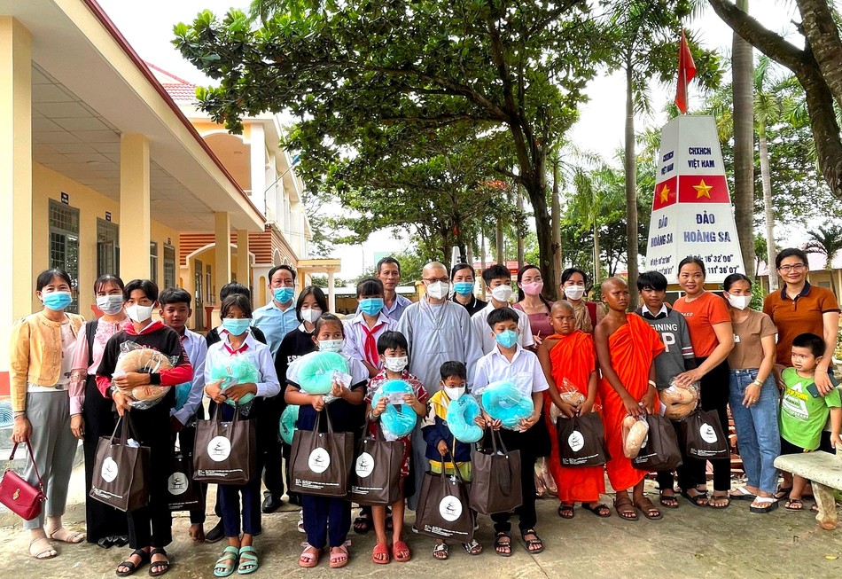 Ni sư Huệ Đức trao quà trung thu cho học sinh Ni sư Huệ Đức trao quà trung thu cho học sinh