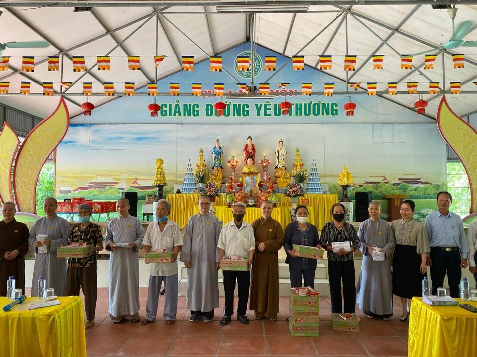 Ni sư Thích nữ Huệ Đức trao quà đến hộ nghèo tại chùa Vân Môn, tỉnh Thái Bình Ni sư Thích nữ Huệ Đức trao quà đến hộ nghèo tại chùa Vân Môn, tỉnh Thái Bình