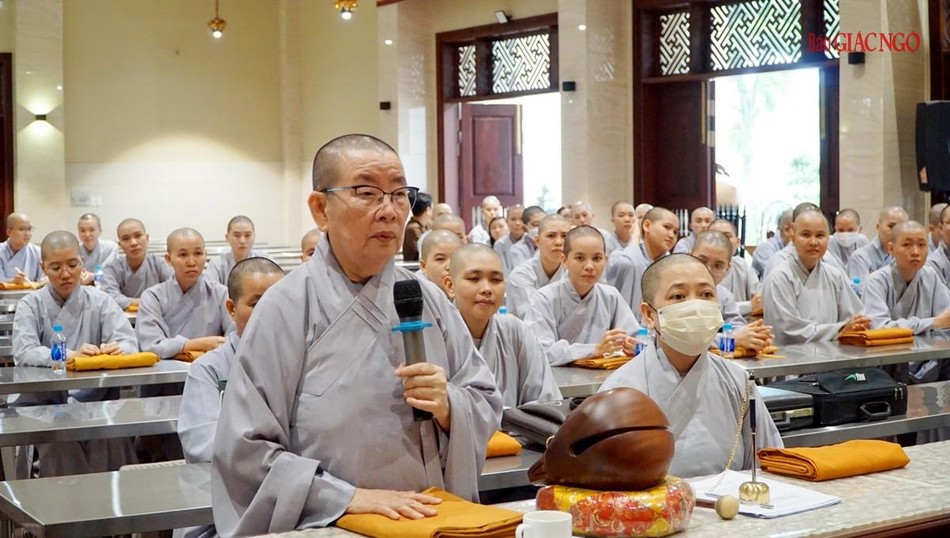 Ni trưởng Thích nữ Tắc Sen cảm ơn sự đóng góp của Ban Tổ chức Ni trưởng Thích nữ Tắc Sen cảm ơn sự đóng góp của Ban Tổ chức