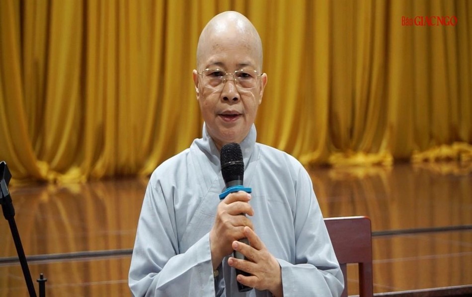 Ni trưởng Thích nữ Như Thảo góp ý tại buổi tập dượt chương trình Ni trưởng Thích nữ Như Thảo góp ý tại buổi tập dượt chương trình