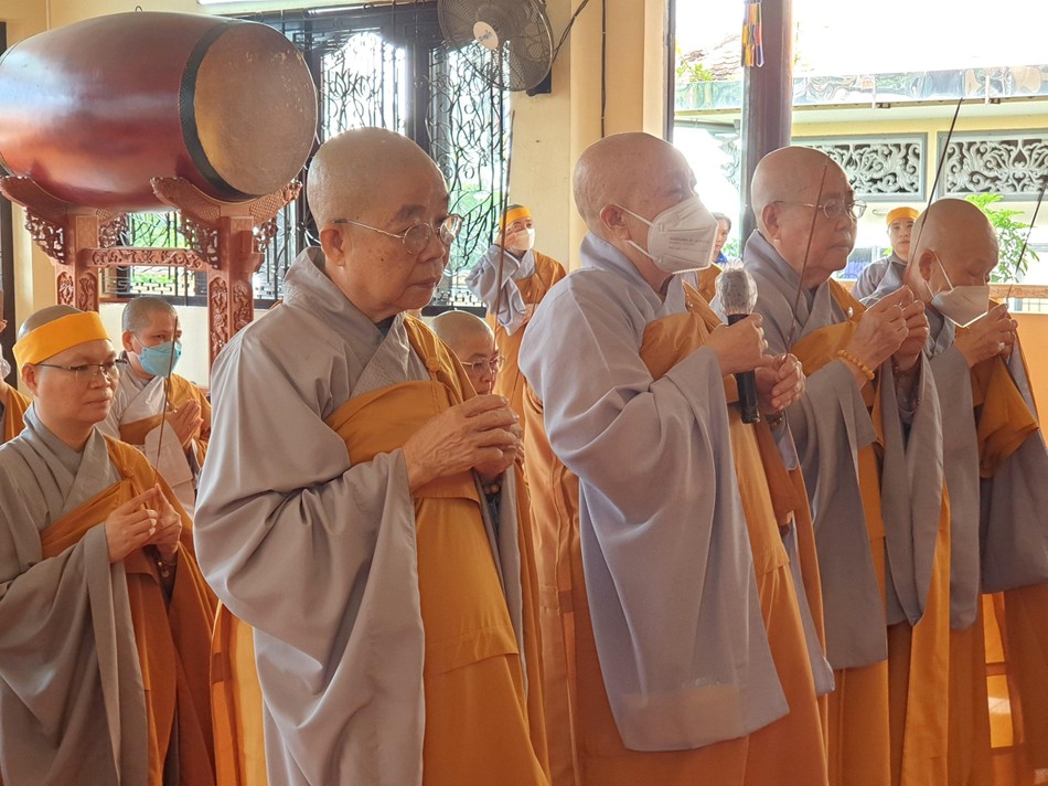 Chư Ni thành kính dâng hương tưởng niệm cố Ni trưởng Thích nữ Như Giác Chư Ni thành kính dâng hương tưởng niệm cố Ni trưởng Thích nữ Như Giác