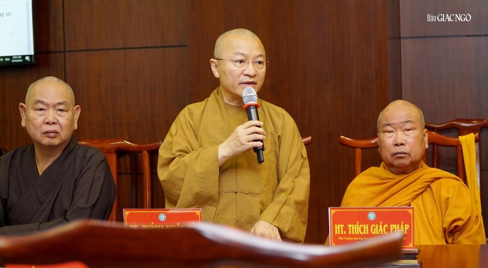 Thượng tọa Thích Nhật Từ đóng góp ý kiến tại buổi họp Thượng tọa Thích Nhật Từ đóng góp ý kiến tại buổi họp