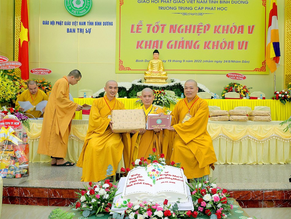 Thượng tọa Thích Chơn Phát đã trao Bằng tốt nghiệp cho các Tăng Ni sinh khóa V Thượng tọa Thích Chơn Phát đã trao Bằng tốt nghiệp cho các Tăng Ni sinh khóa V