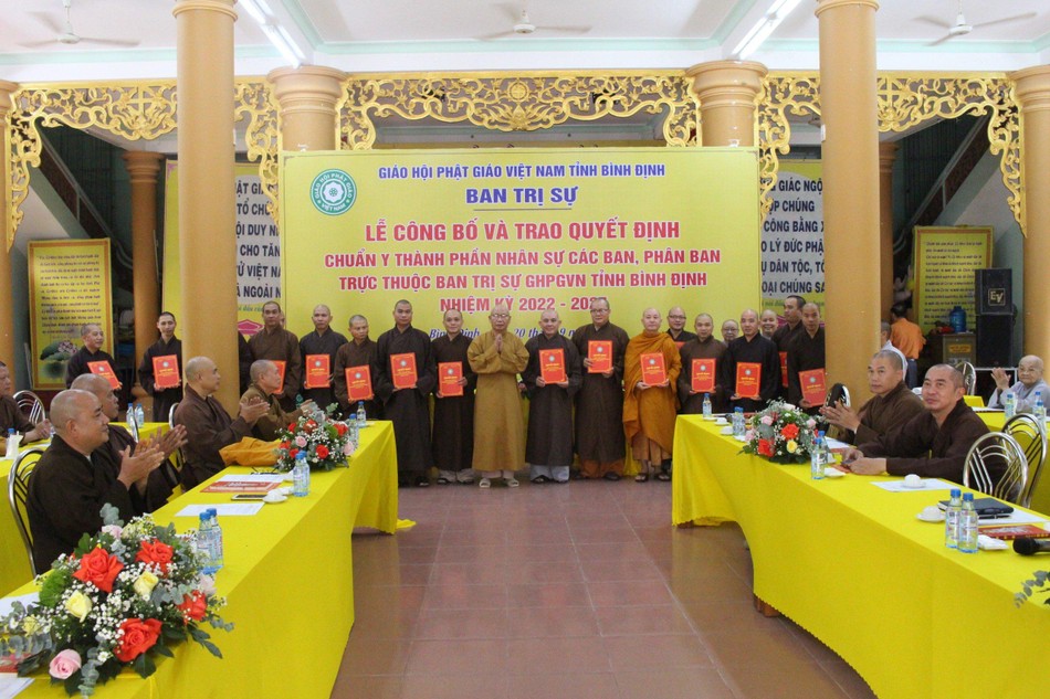 Hòa thượng Thích Nguyên Phước trao quyết định đến Ban Giáo dục Phật giáo tỉnh