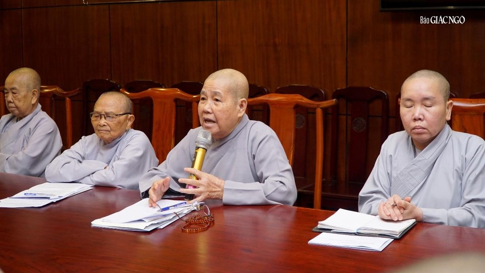Ni trưởng Thích nữ Từ Nhẫn phát biểu tại buổi họp Ni trưởng Thích nữ Từ Nhẫn phát biểu tại buổi họp