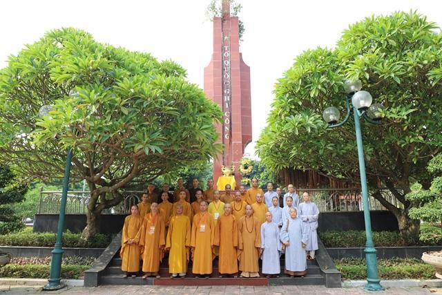 Tại Nghĩa trang Liệt sĩ tỉnh Vĩnh Phúc Tại Nghĩa trang Liệt sĩ tỉnh Vĩnh Phúc