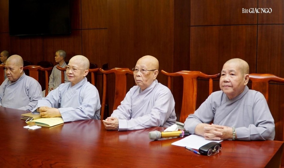 Ni trưởng Thích nữ Từ Nhẫn, Trưởng Phân ban Ni giới TP.HCM chủ trì buổi họp