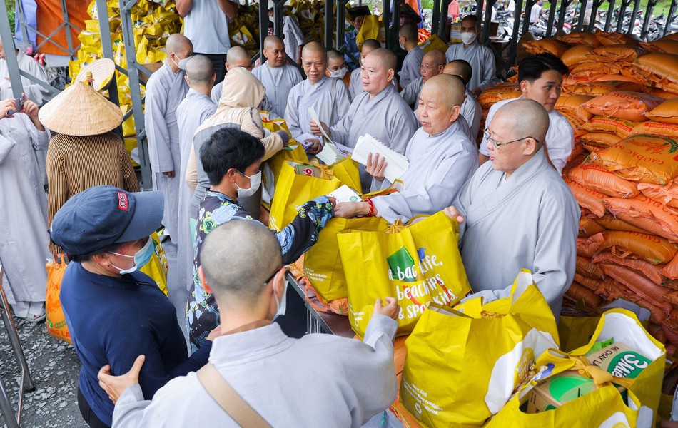 Chư Ni trao quà Chư Ni trao quà