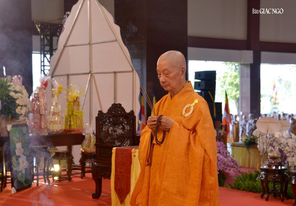 Đức Trưởng lão Quyền Pháp chủ niêm hương tưởng niệm Đức Trưởng lão Quyền Pháp chủ niêm hương tưởng niệm
