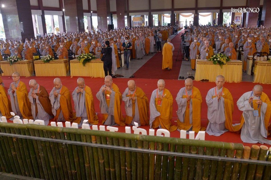 Lễ an vị tôn tượng Đức Thánh Tổ Ni với sự tham dự của chư Ni Lễ an vị tôn tượng Đức Thánh Tổ Ni với sự tham dự của chư Ni