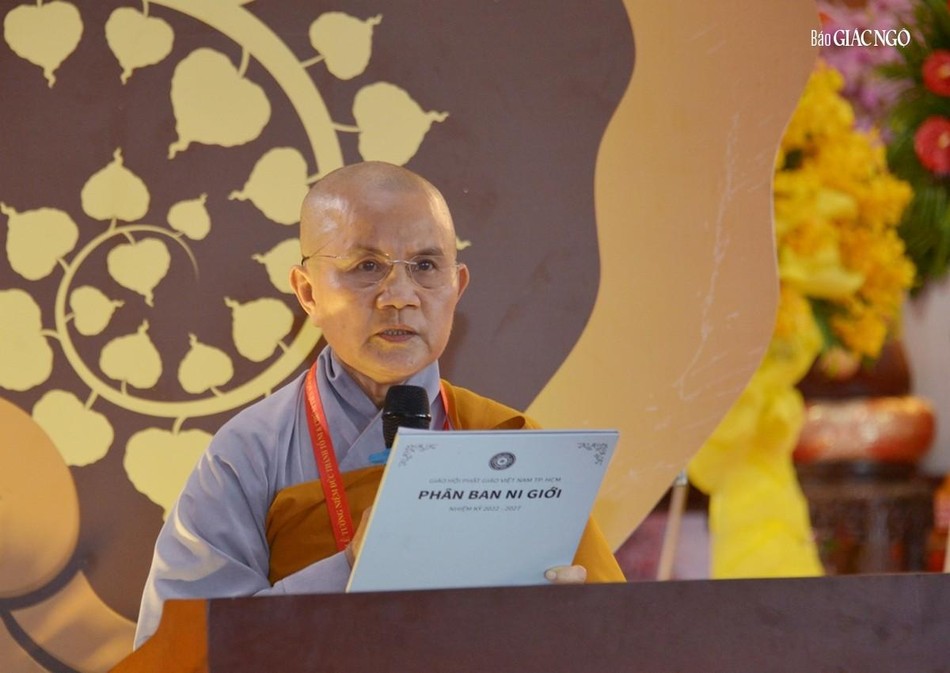 Ni sư Thích nữ Như Nguyệt báo cáo hoạt động của Ni giới TP.HCM