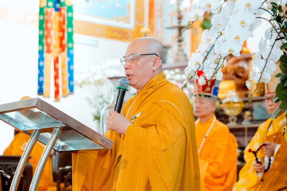 Thượng tọa Thích Thiện Phước đọc lời cảm tạ của Ban Tổ chức Thượng tọa Thích Thiện Phước đọc lời cảm tạ của Ban Tổ chức