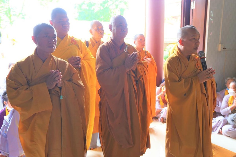 Chư tôn đức chú nguyện cho công trình đúc đại hồng chung thành tựu Chư tôn đức chú nguyện cho công trình đúc đại hồng chung thành tựu