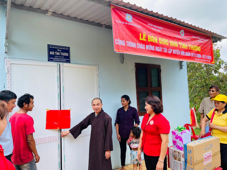Bàn giao nhà đến gia đình chị Thị Hom Bàn giao nhà đến gia đình chị Thị Hom