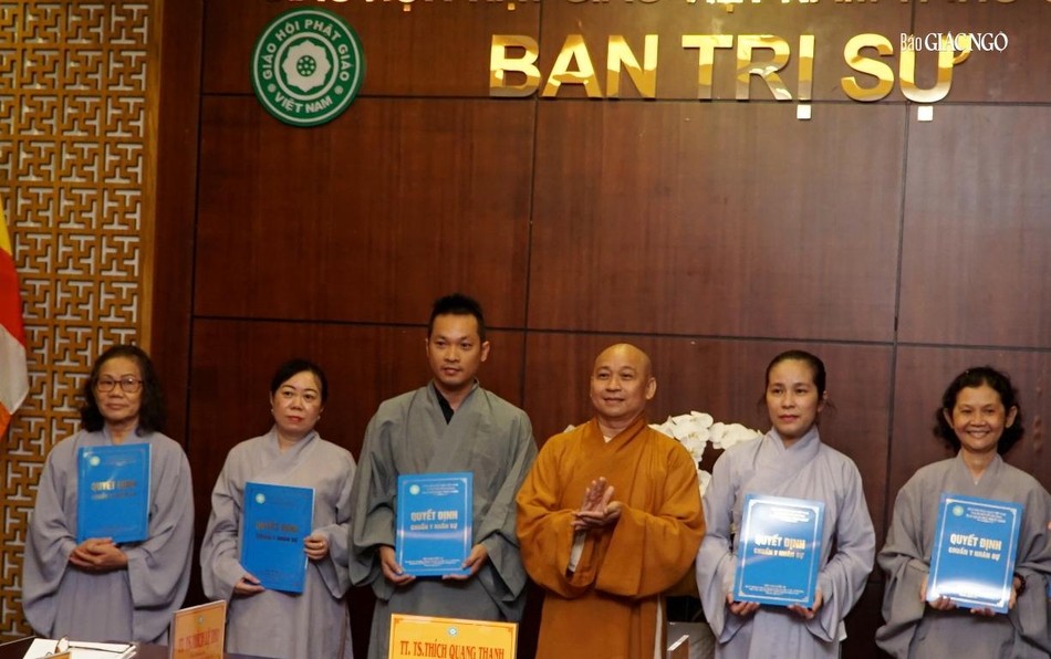 Thượng tọa Thích Lệ Thọ, Phó Trưởng ban Giáo dục Phật giáo TP.HCM trao quyết định đến các Phật tử thành viên Ban Bảo trợ Thượng tọa Thích Lệ Thọ, Phó Trưởng ban Giáo dục Phật giáo TP.HCM trao quyết định đến các Phật tử thành viên Ban Bảo trợ
