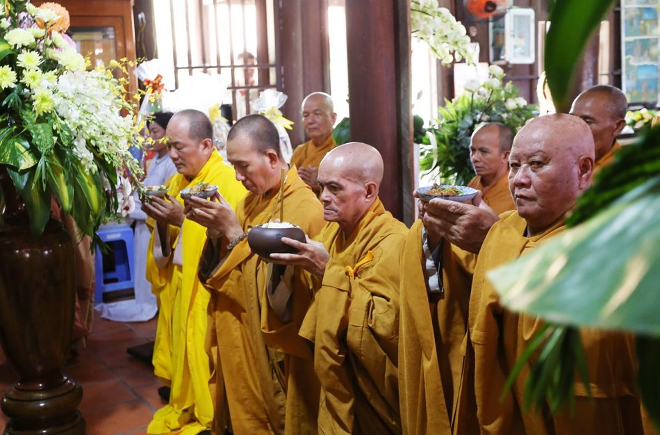 Môn nhân pháp quyến dâng phạn thực cúng dường Môn nhân pháp quyến dâng phạn thực cúng dường