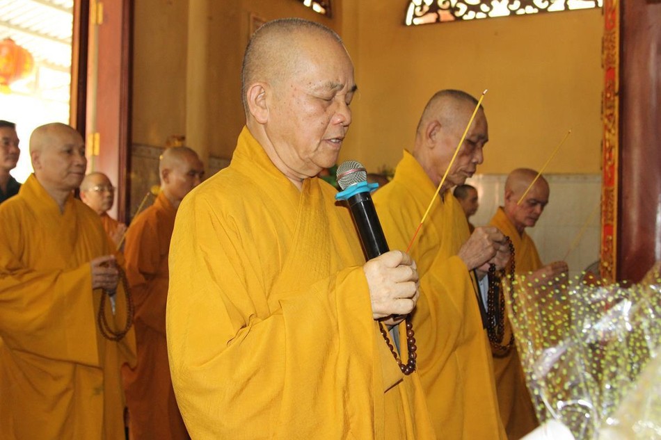 Hòa thượng Thích Minh Thiện cùng chư tôn đức niêm hương tưởng niệm