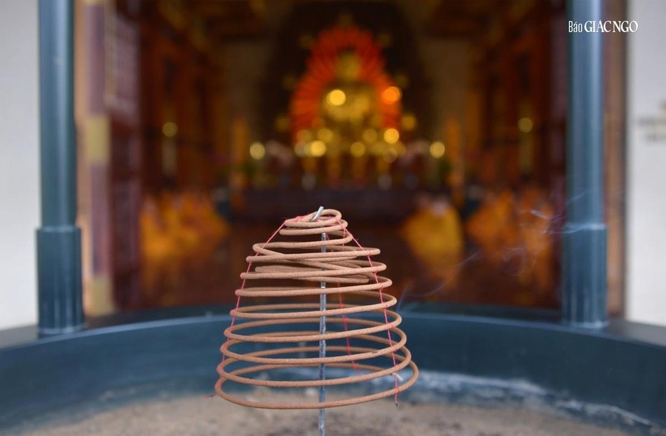 Khói trầm hương Khói trầm hương