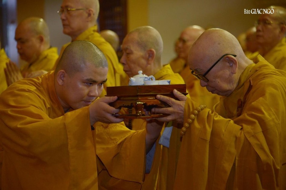 Chư tôn đức dâng trà cúng dường Chư tôn đức dâng trà cúng dường
