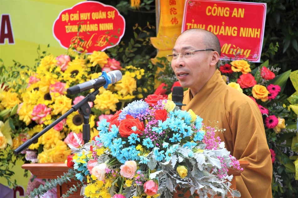 Thượng tọa Thích Thanh Lịch, Phó Trưởng ban Trị sự GHPGVN tỉnh Quảng Ninh báo cáo dự án công trình xây dựng chùa Trúc Lâm
