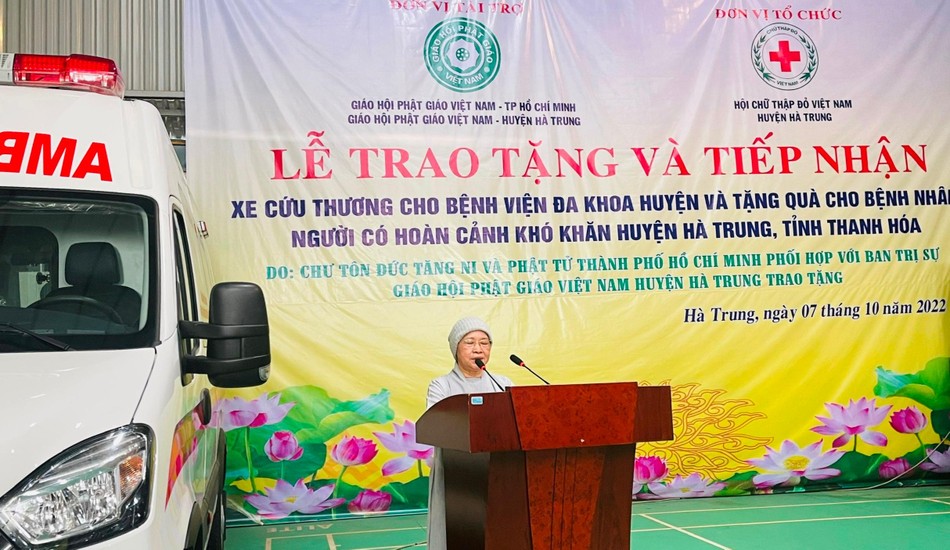 Ni trưởng Thích nữ Như Thảo đại diện đoàn phát biểu tại buổi bàn gian xe ô-tô cứu thương Ni trưởng Thích nữ Như Thảo đại diện đoàn phát biểu tại buổi bàn gian xe ô-tô cứu thương