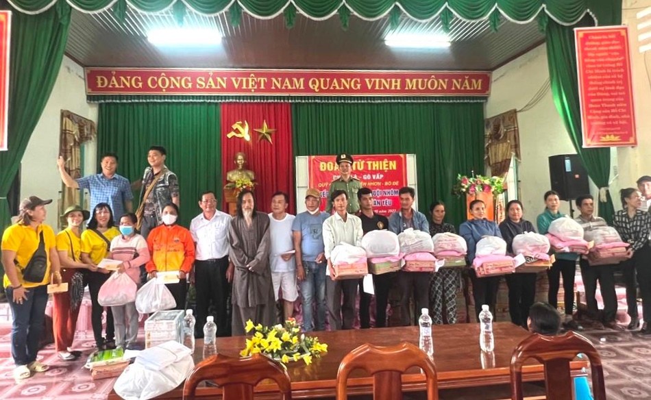 Đoàn từ thiện chùa Lá trao quà đến người dân khó khăn Đoàn từ thiện chùa Lá trao quà đến người dân khó khăn