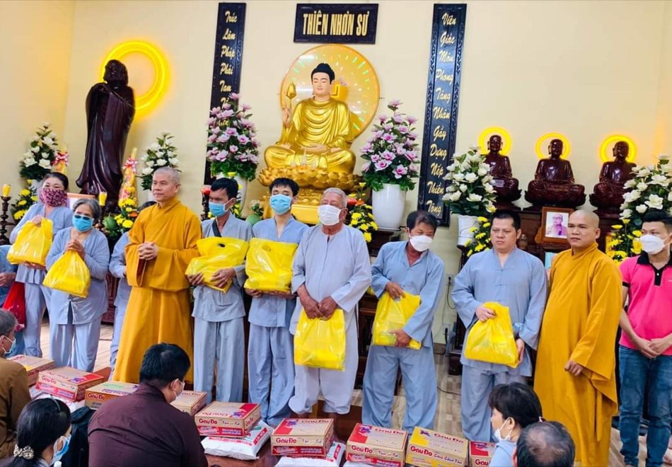 Thiền tự Trúc Lâm Viên Giác trao quà đến người mù Thiền tự Trúc Lâm Viên Giác trao quà đến người mù