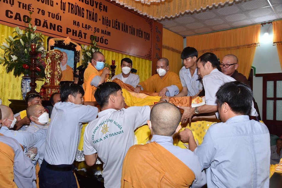 Cung thỉnh nhục thân Ni trưởng nhập kim quan tại Giác linh đường chùa Sùng Đức Cung thỉnh nhục thân Ni trưởng nhập kim quan tại Giác linh đường chùa Sùng Đức