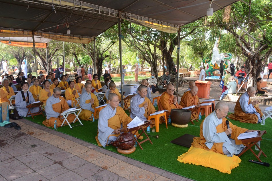 Chư Ni, Phật tử tỉnh Bạc Liêu thực hiện khóa lễ tụng kinh nhân ngày vía Đức Quán Thế Âm Chư Ni, Phật tử tỉnh Bạc Liêu thực hiện khóa lễ tụng kinh nhân ngày vía Đức Quán Thế Âm