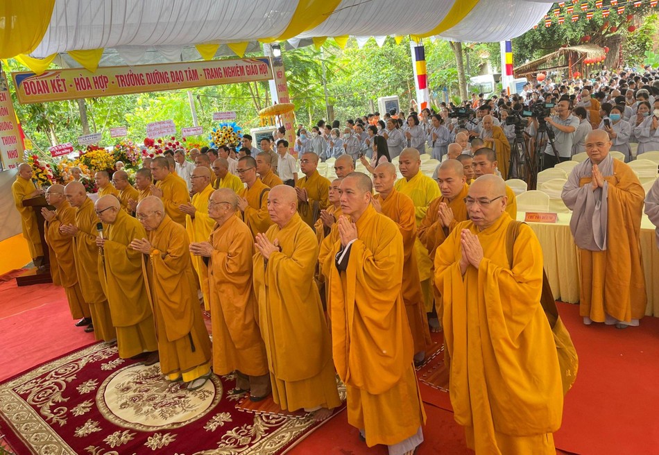 Chư tôn đức trong nghi thức chào Quốc kỳ Đạo kỳ Chư tôn đức trong nghi thức chào Quốc kỳ Đạo kỳ