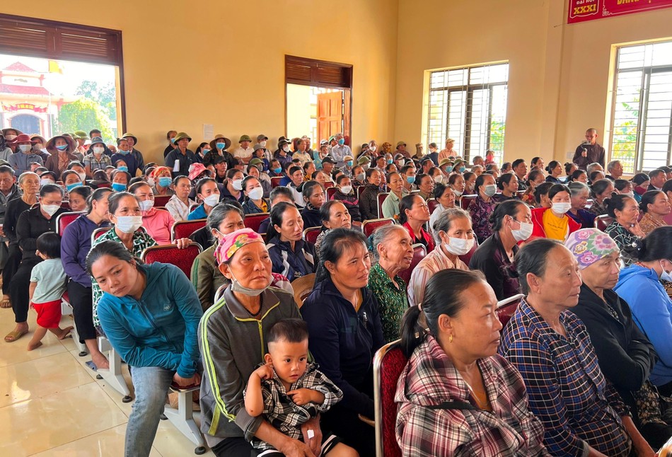 Bà con Nghệ An đến điểm nhận quà