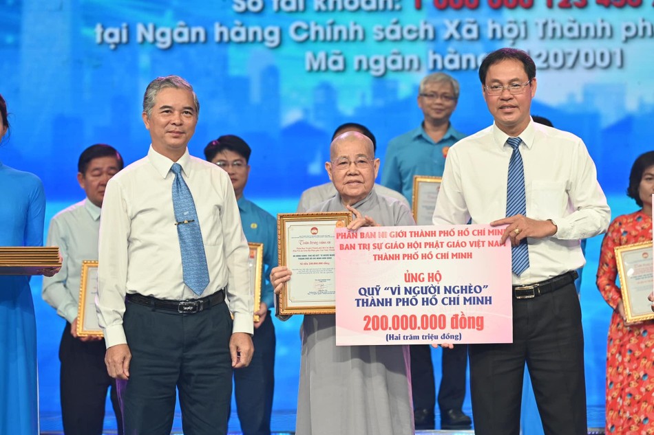 Ni trưởng Thích nữ Từ Nhẫn ủng hộ Quỹ &quot;Vì người nghèo&quot; - Ảnh: MT