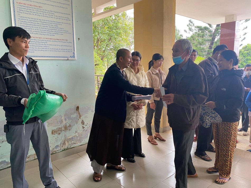 Ban Từ thiện - Xã hội GHPGVN tỉnh Thừa Thiên Huế trao quà cho bà con phường Hương Xuân Ban Từ thiện - Xã hội GHPGVN tỉnh Thừa Thiên Huế trao quà cho bà con phường Hương Xuân