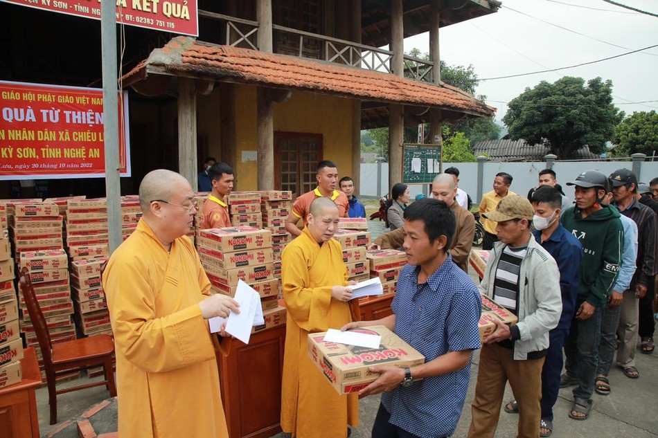 Phần quà động viên bà con khó khăn do bão lũ Phần quà động viên bà con khó khăn do bão lũ