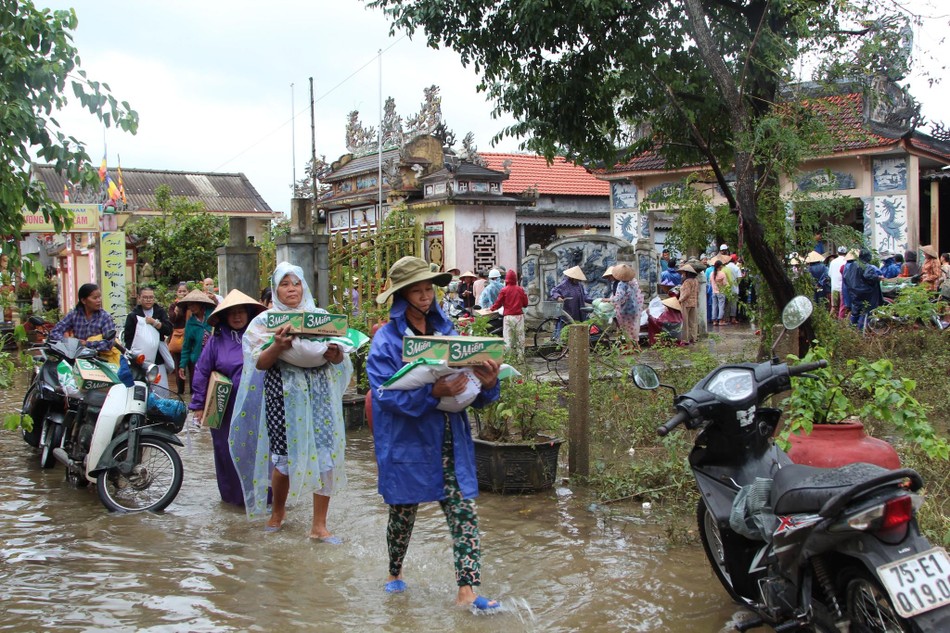 Bà con vùng ngập lũ nhận quà Bà con vùng ngập lũ nhận quà