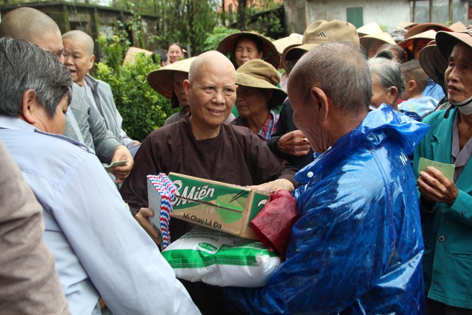 Ni trưởng Thích nữ Như Minh trao quà đến những gia đình khó khăn trong vùng lũ Ni trưởng Thích nữ Như Minh trao quà đến những gia đình khó khăn trong vùng lũ