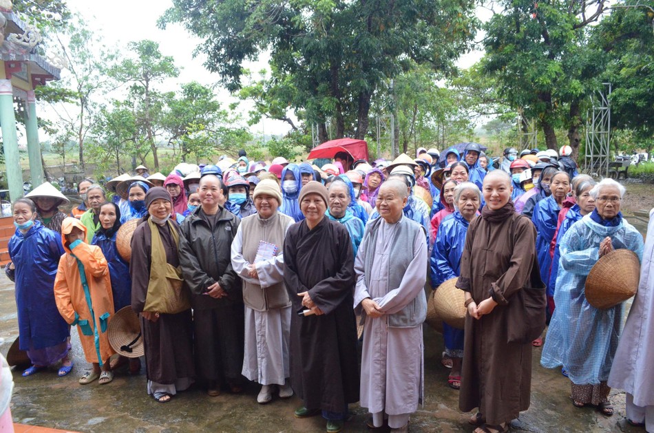 Chụp ảnh lưu niệm với bà con Chụp ảnh lưu niệm với bà con